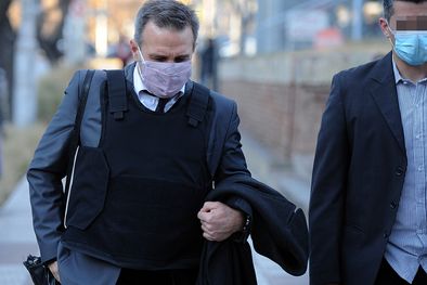 MDZol | El fiscal Dante Vega ingresando a Tribunales. A un costado, uno de los custodios de las fuerzas especiales de la Policía de Mendoza Foto: ALF PONCE MERCADO / MDZ