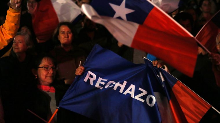Un 62% de los chilenos rechazó la propuesta de nueva Constitución en 2022.
