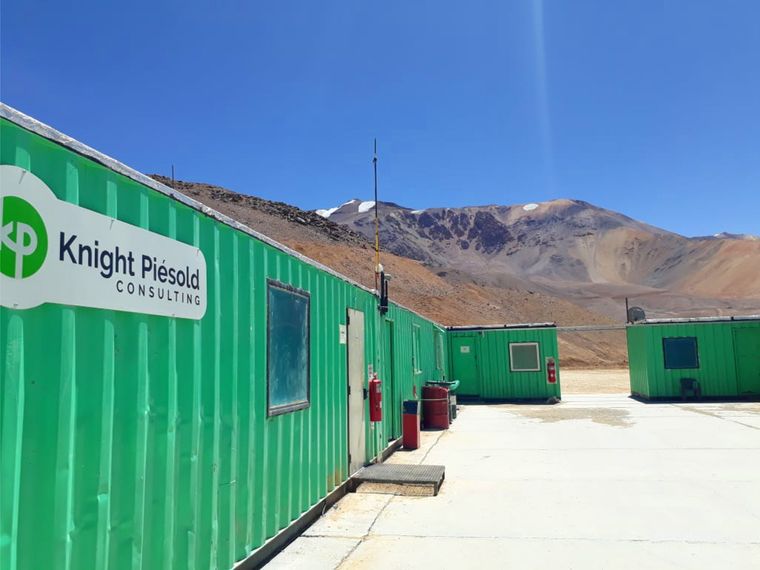 Incluso en proyectos a más de 4.000 metros sobre el nivel del mar y en las condiciones climáticas más diversas, el esfuerzo diario de los más de 150 colaboradores han sido el principal motor del crecimiento de Knight Piésold.