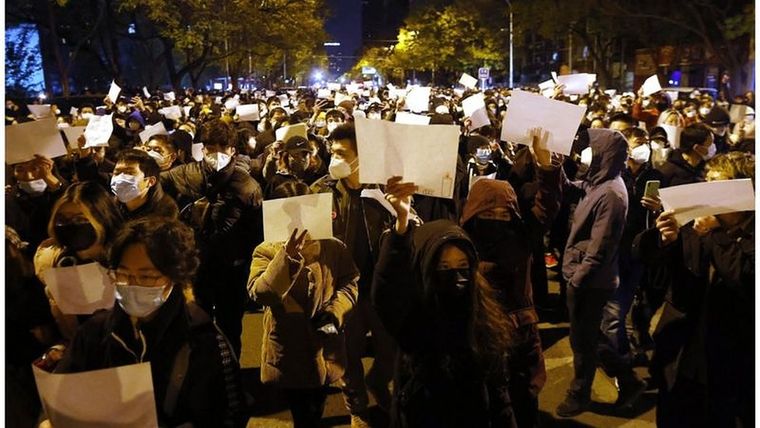 Cientos de manifestantes protestan en Pekín con hojas en blanco Foto: EPA
