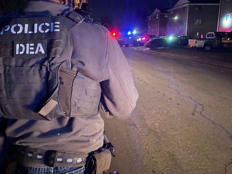 La DEA empezó las investigaciones en Aurora en agosto de 2024, cuando interceptó 12 kilos de fentanilo destinados a la ciudad, dice la agencia.