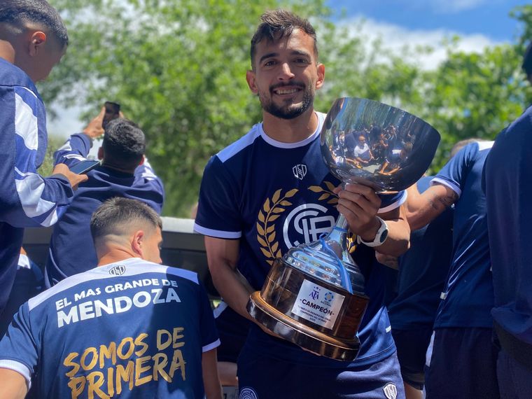 Victorio Ramis con la copa de campeón de la Primera Nacional 2023.