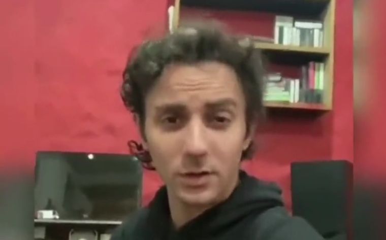 Un vecino de La Plata viralizó un video en el que ofrece una recompensa para atrapar al ladrón de su bicimoto Foto: Captura de video