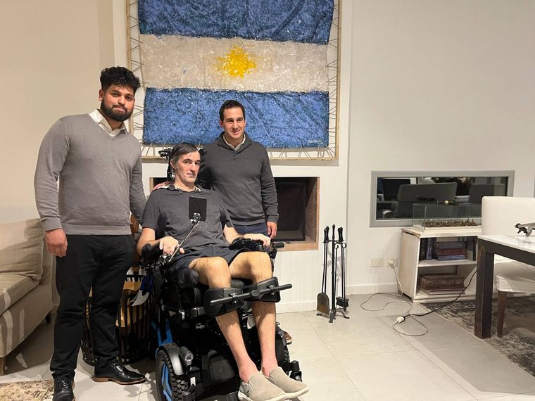 Nicolás Monzón -uno de los 10 mejores estudiantes del mundo- junto a Esteban Bullrich y Agustín Porres, director regional de Fundación Varkey