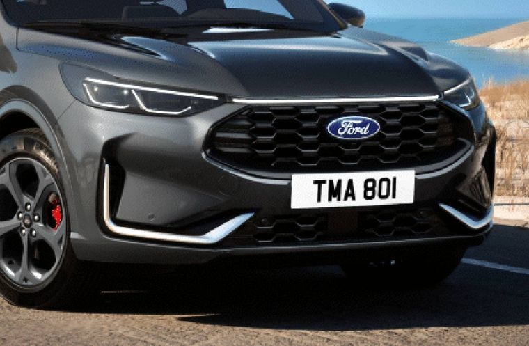 Esta versión del Ford Kuga incluye de serie llantas de aleación negras de 20 pulgadas y molduras delanteras, marcos de los espejos retrovisores y el techo en negro.