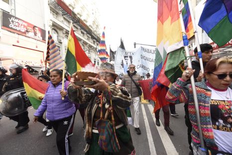 La marcha tuvo la participación de bolivianos y argentinos a favor de Evo Morales. La marcha tuvo la participación de bolivianos y argentinos a favor de Evo Morales.