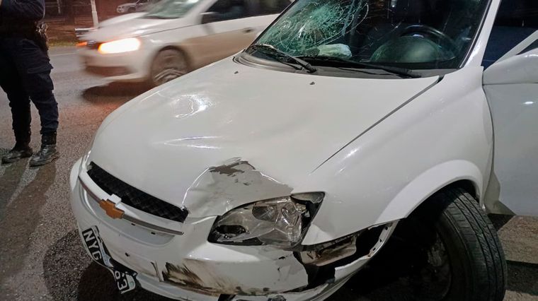Así quedó el Chevrolet Corsa tras el accidente en el Acceso Sur.&nbsp;
