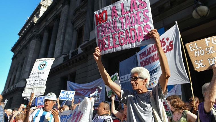 protesta jubilados DNU.jpg