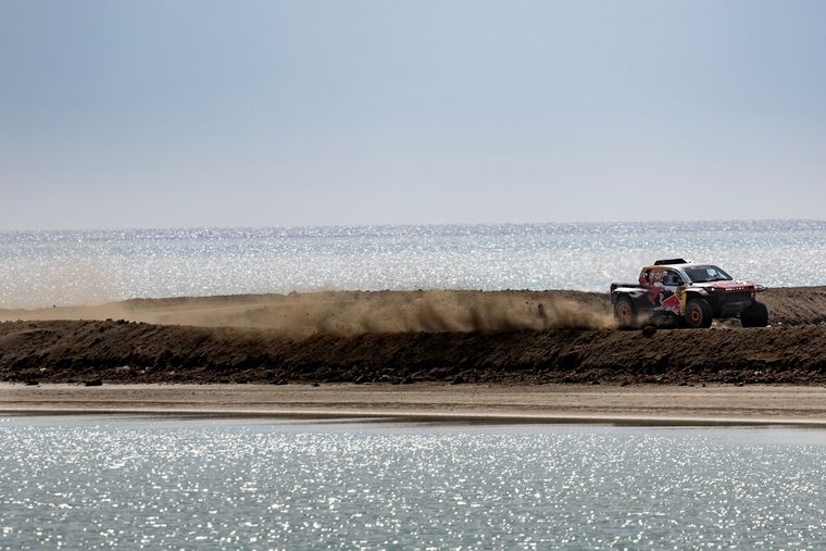 TOYOTA GAZOO Racing W2RC finaliza el Rally Dakar 2026 con dos coches en el Top 10