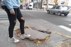En la esquina de calle Salta y Catamarca de Ciudad, la rotura de una reja en la vereda genera inconvenientes por quienes transitan. Foto: Gentileza En la esquina de calle Salta y Catamarca de Ciudad, la rotura de una reja en la vereda genera inconvenientes por quienes transitan. Foto: Gentileza