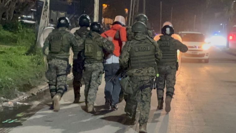 Se desató una guerra entre libertarios y opositores tras el cierre de campaña de La Libertad Avanza en Moreno. Se desató una guerra entre libertarios y opositores tras el cierre de campaña de La Libertad Avanza en Moreno.