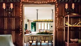 Cargar las luces solares con luz artificial no es tan efectivo ya que la luz artificial no proporciona la misma intensidad de rayos ultravioleta necesaria para cargar completamente la batería que abastece a la luz solar. Foto: Future