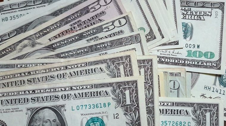 El dólar blue ha presentado fuertes subas en su valor esta semana. Foto: ALF PONCE MERCADO / MDZ