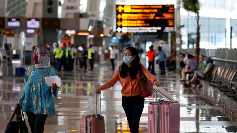 Pasajeros con mascarrilla en el Aeropuerto Internacional Soekarno-Hatta de Yakarta, Indonesia, el 12 de mayo de 2020.