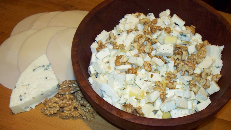 Muchas versiones de la receta de empanadas de roquefort y nuez incluyen un toque de miel para equilibrar el sabor del queso. Muchas versiones de la receta de empanadas de roquefort y nuez incluyen un toque de miel para equilibrar el sabor del queso.