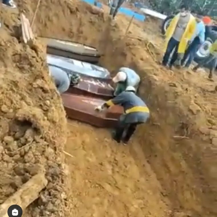 Manaos Según los reportes, ya no hay lugar para los entierros y se han debido abrir fosas comunes.