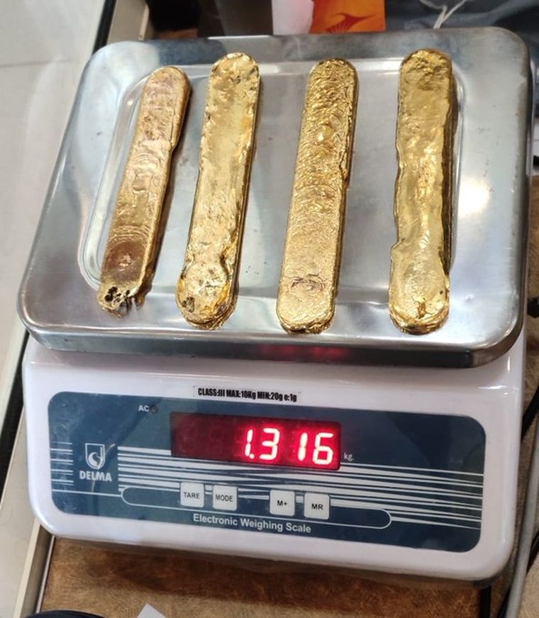 Las barras de oro que el hombre había introducido en su ano para no pagar aranceles