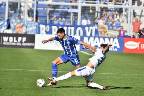 Altamira encara ante la marca de un defensor de Vélez en la jornada anterior. El Tomba se presenta esta tarde ante Platense en Vicente López. Altamira encara ante la marca de un defensor de Vélez en la jornada anterior. El Tomba se presenta esta tarde ante Platense en Vicente López.