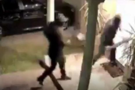 Los delincuentes entraron a una casa rompiendo la puerta con un ariete en un llamativo robo donde simularon ser policías aplicando un allanamiento. Los delincuentes entraron a una casa rompiendo la puerta con un ariete en un llamativo robo donde simularon ser policías aplicando un allanamiento.