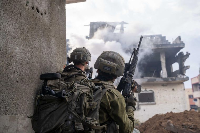 Vista de tropas de Israel en Gaza: las matanzas provocan la respuesta de España y Francia. Foto: Efe 