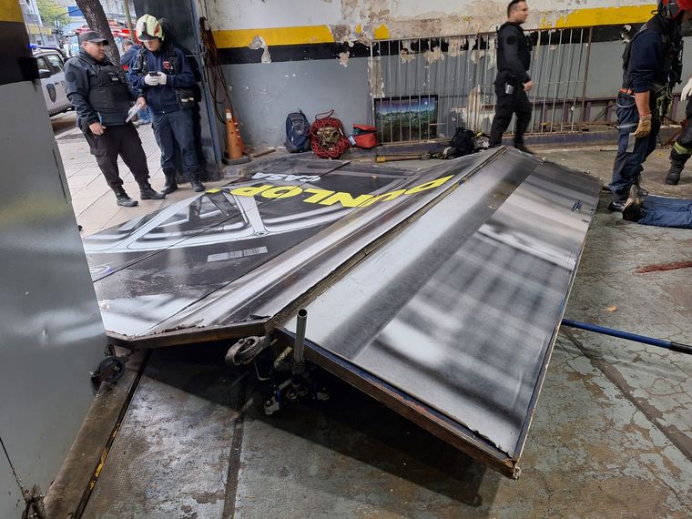 Se cayó un portón en una gomería de Almagro.