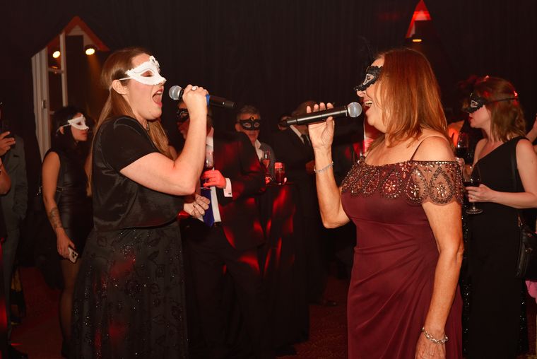 Las voces de las cantantes erizó la piel de los presentes. Las voces de las cantantes erizó la piel de los presentes.