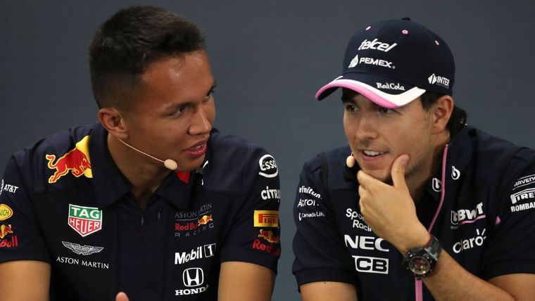 Alex Albon y Checo durante una conferencia de prensa.
