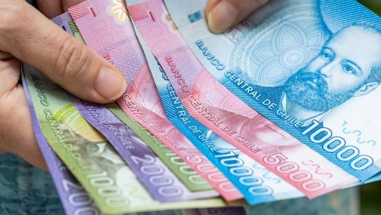 La relación del peso chileno con el dólar beneficia a los argentinos.