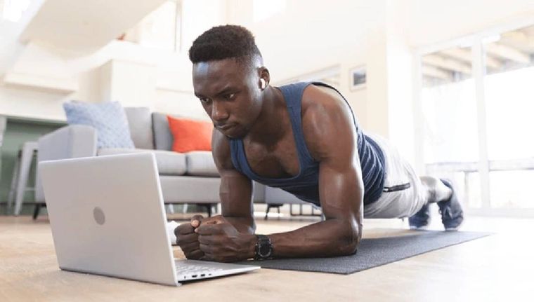 ¿Qué ejercicios debes hacer si tienes una vida sedentaria en tu trabajo? (Shutterstock)