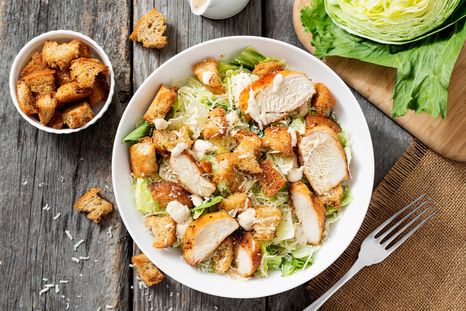 Con pollo: te enseñamos una ensalada con mucho sabor