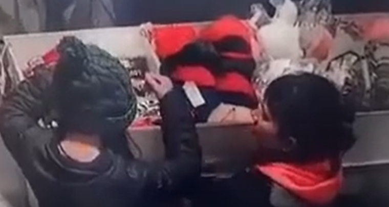 En plena faena, las dos mecheras quedaron expuestas en el video filmado por la cámara de seguridad. Foto: Captura de pantalla