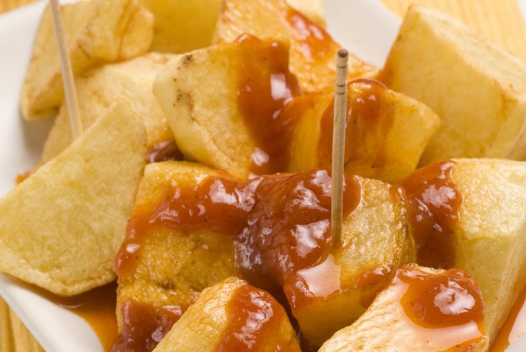 La receta original de patatas bravas surgió en Madrid en los años 60 y rápidamente se popularizó en toda España. La receta original de patatas bravas surgió en Madrid en los años 60 y rápidamente se popularizó en toda España.