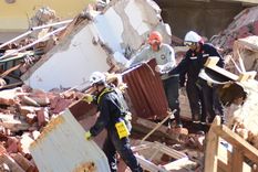 Los bomberos continúan con el arduo trabajo de remoción de escombros y búsqueda de las víctimas Foto: Turismo Villa Gesell