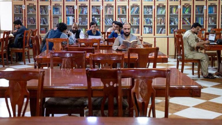 Se ha ordenado a las universidades afganas que eliminen libros escritos por mujeres de sus planes de estudios.