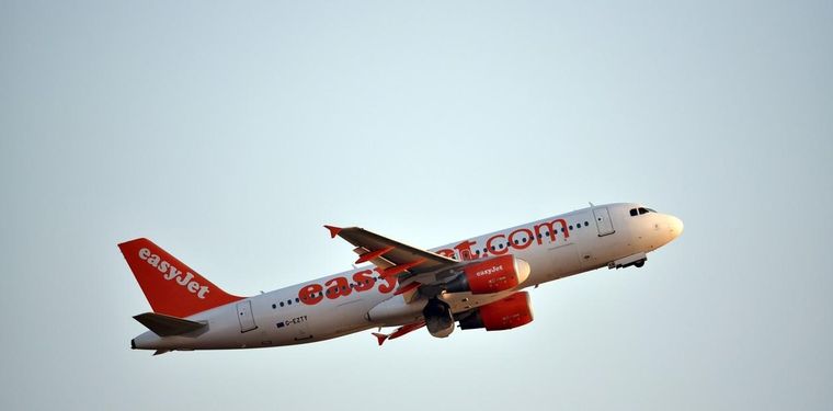 Ante el hecho, el avión aterrizó en Glasgow a las 8:20, momento en el cual efectivos policiales subieron a la aeronave y procedieron a detener al pasajero.