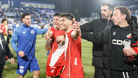 Enzo Pérez, hace el DOS y se ríe de los jugadores de Godoy Cruz.&nbsp;