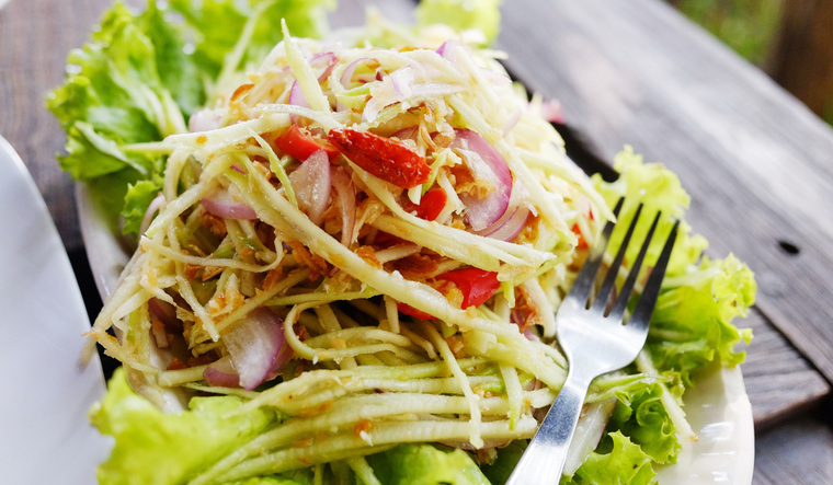 Esta será una aliada para el verano, ensalada thai de mango verde Esta será una aliada para el verano, ensalada thai de mango verde