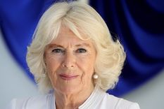 Camilla Parker Bowles Foto: Hello Magazine - https://www.hellomagazine.com/imagenes/fashion/royal-style/2020052190218/camilla-parker-bowles-summer-white-shirt-new-video/0-432-439/camilla-parker-bowles-outfit-t.jpg