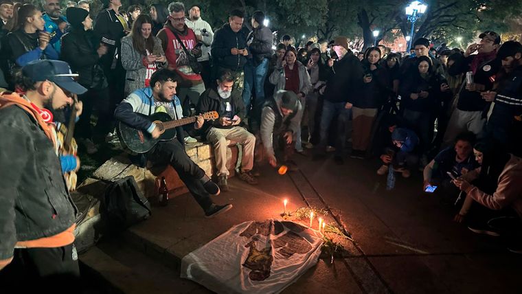 Un santuario y los fieles, realizando la Misa Ricotera.