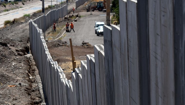 El muro que se construye en la UNCuyo. Foto: ALF PONCE MERCADO / MDZ