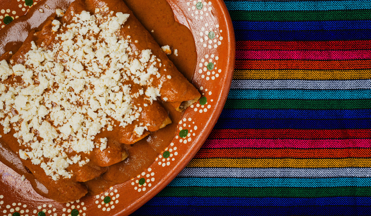 Antiguamente, la receta se preparaba sin pollo ni carne, utilizando solo salsa y tortillas, demostrando que la simplicidad también puede convertir una receta en un plato delicioso.