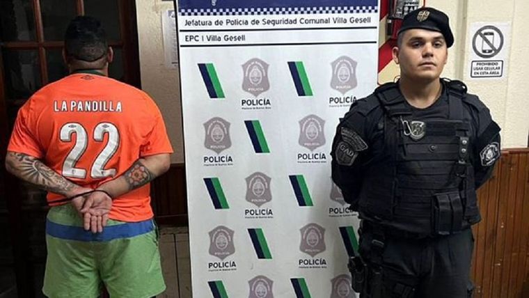El señalado agresor con la Policía Foto: Gentileza
