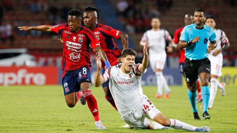 En la primera vuelta (fecha 1) Independiente Medellín y Estudiantes empataron 1-1 en Colombia.