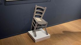 La silla se llama "Van Gogh" en homenaje a una pintura del artista neerlandés. La silla se llama "Van Gogh" en homenaje a una pintura del artista neerlandés.