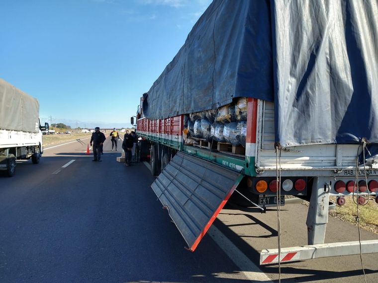La mercadería ilegal venía en el semi-remolque de un camión proveniente de Buenos Aires