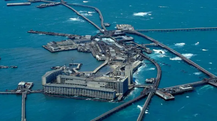 Vista aérea de la ciudad flotante gigante de 48 millas de Neft Dashlari en una imagen de 1997. Foto: GETTY IMAGES