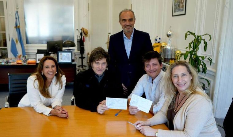 Otros tiempos, cuando la paz familiar reinaba, Lule entre Milei y Caputo.