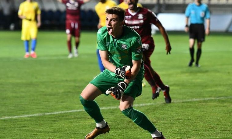 El arquero del Rapid Bucarest enloqueció con las protestas.
