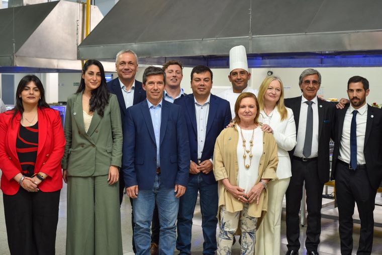 Las autoridades de Clisa Interior S.A. junto a los dirigentes provinciales y lasherinos en la inauguración de su nueva planta.&nbsp;