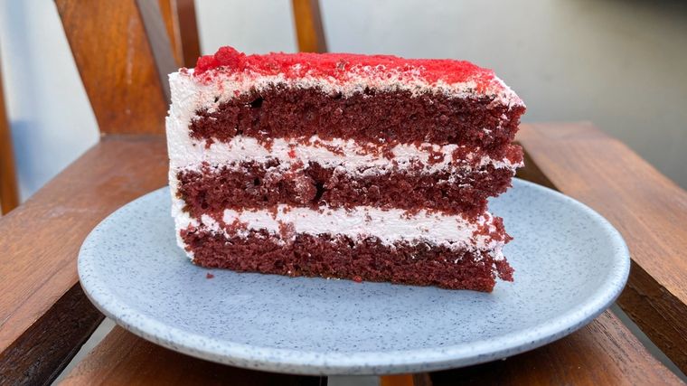 Aunque suena extraño, el vinagre activa el bicarbonato de sodio, ayudando a que el pastel suba y la receta logre una miga aireada. Aunque suena extraño, el vinagre activa el bicarbonato de sodio, ayudando a que el pastel suba y la receta logre una miga aireada.